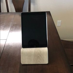 iPad holder / placer